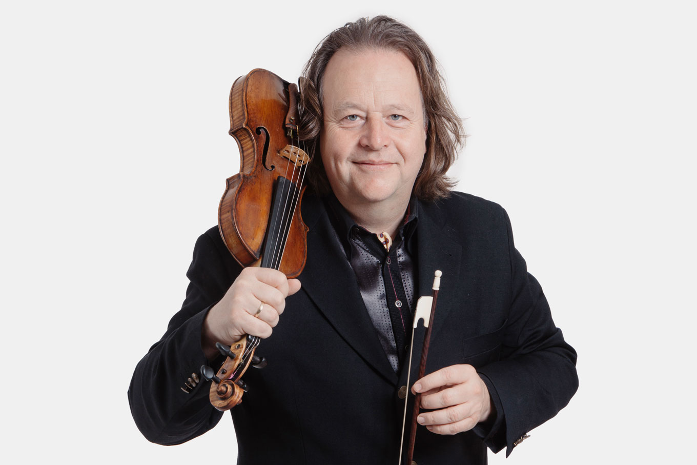 Portrait Gernot Süßmuth mit Violine auf der Schulter